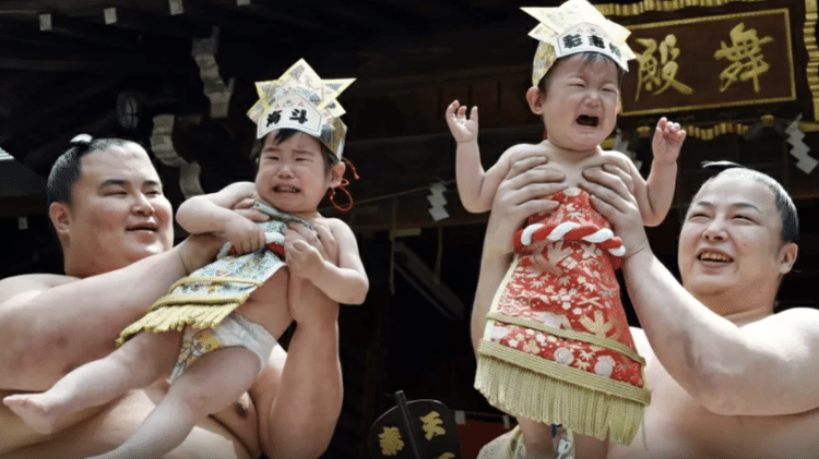 Ritual 'Baby-cry Sumo' é tradição no Japão 