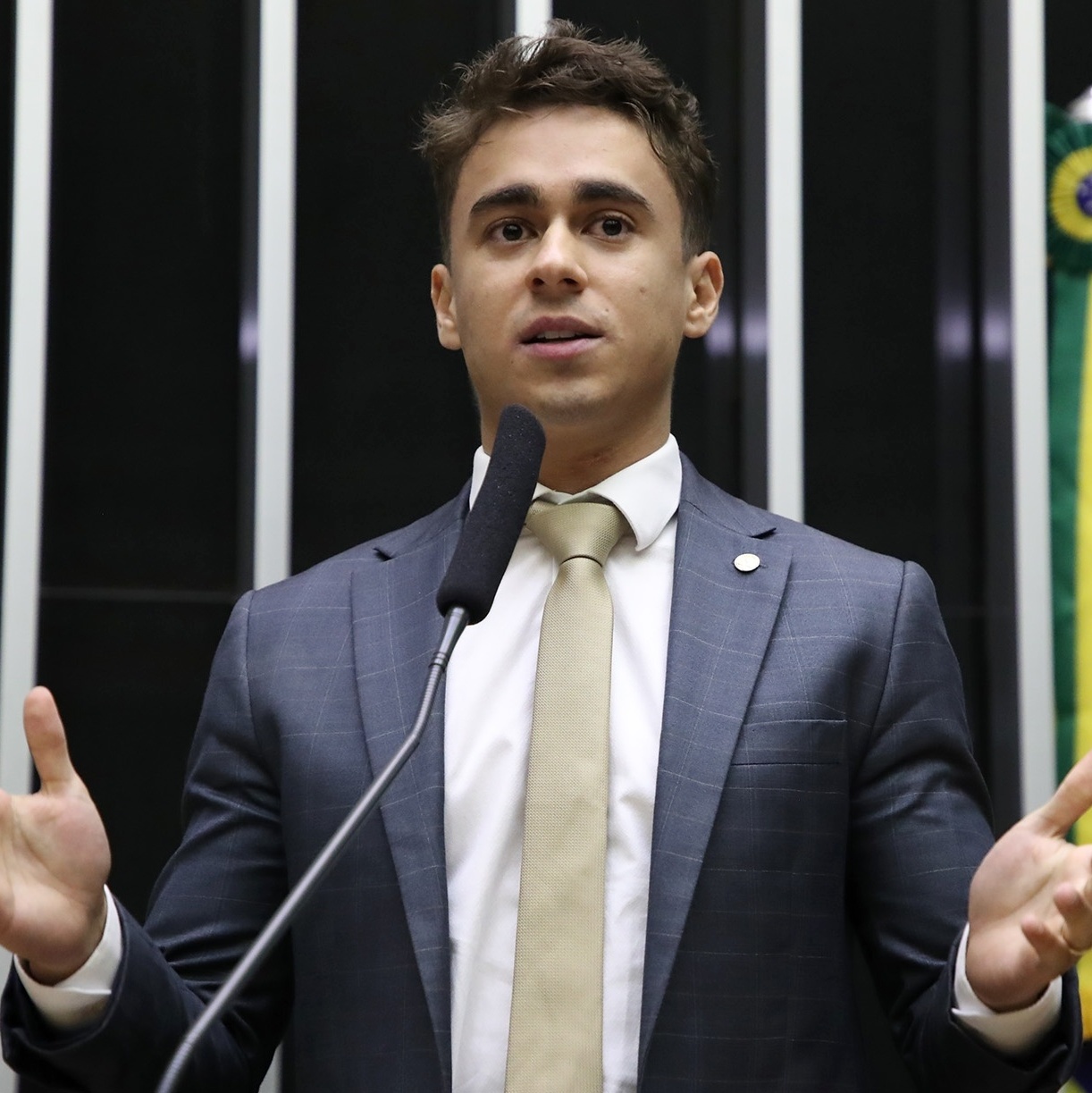 Nikolas Ferreira recebe ataques por encontro com crítico de Bolsonaro