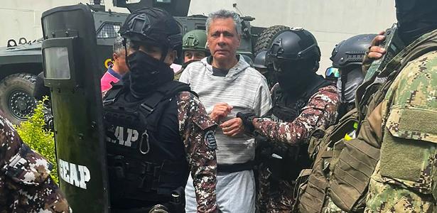 El detenido de la embajada es trasladado a una prisión de alta seguridad en Ecuador