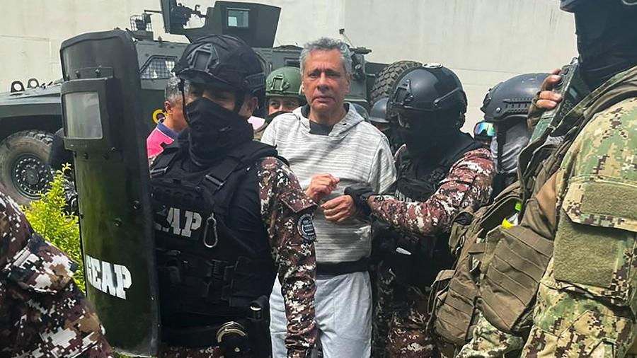 6.abr.2024 - Ex-vice-presidente equatoriano Jorge Glas sendo escoltado por membros do Grupo de Ação Penitenciária Especial (GEAP) durante sua chegada à prisão de segurança máxima La Roca, em Guayaquil, no Equador