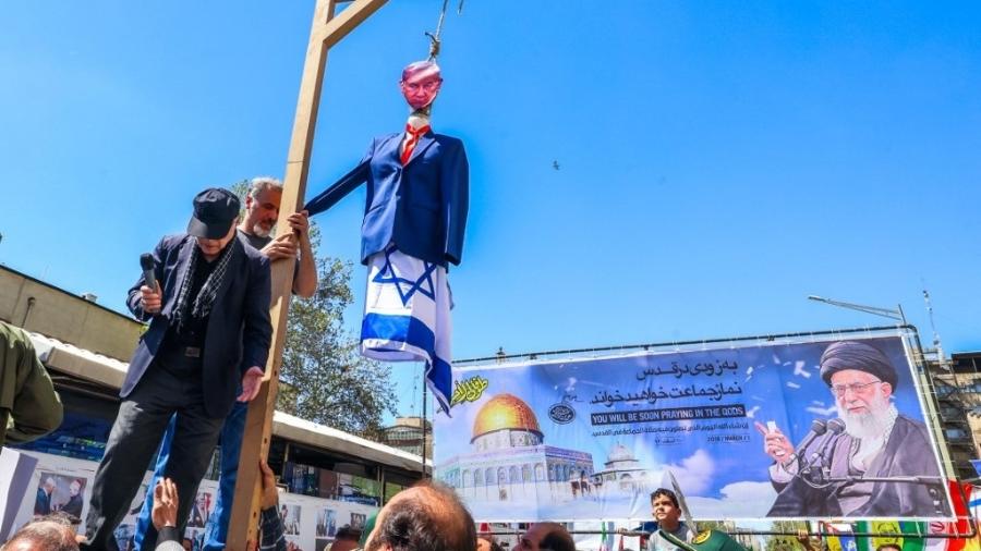 05.abr.24 - Manifestantes penduram uma efígie do primeiro-ministro israelense durante o funeral de sete membros do Corpo da Guarda Revolucionária Islâmica mortos em um ataque na Síria, que o Irã atribuiu a Israel