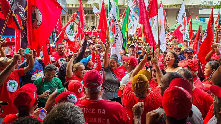 Manifestantes de movimentos sociais fazem ato de apoio à luta do campo em Maceió