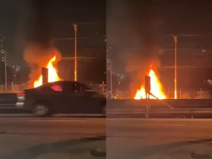 Carro pega fogo após bater em poste e motorista morre em SP