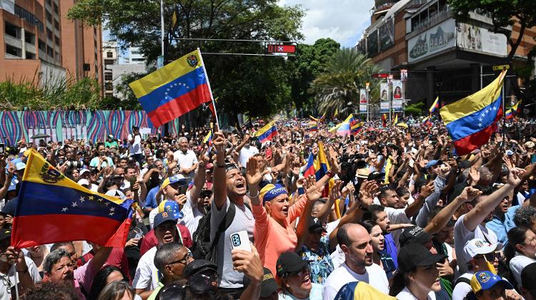 Manifestantes contra reeleição de Nicolás Maduro em protesto em Caracas