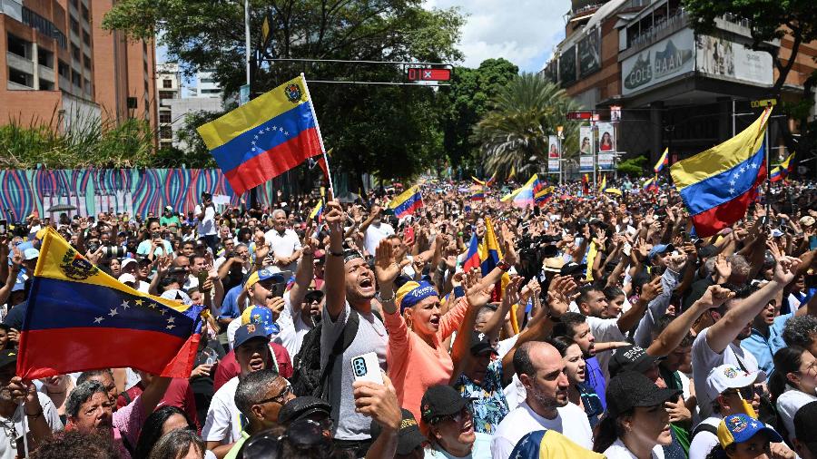 Manifestantes contra reeleição de Nicolás Maduro em protesto em Caracas