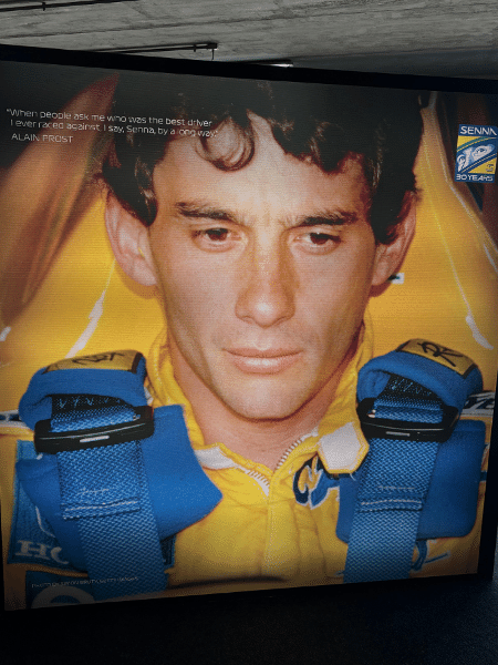 Placas com imagens de Ayrton Senna são assinadas pelo Instituto que leva o nome do piloto