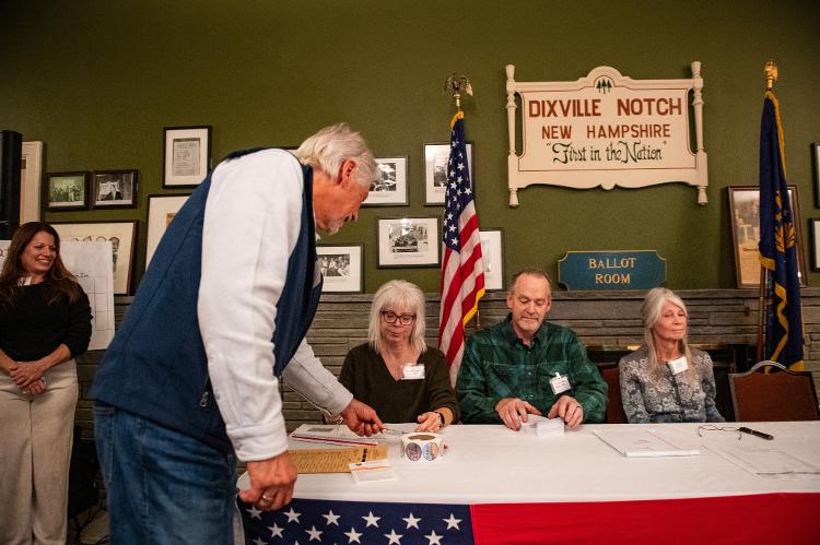 Seis eleitores votaram em Dixville Notch