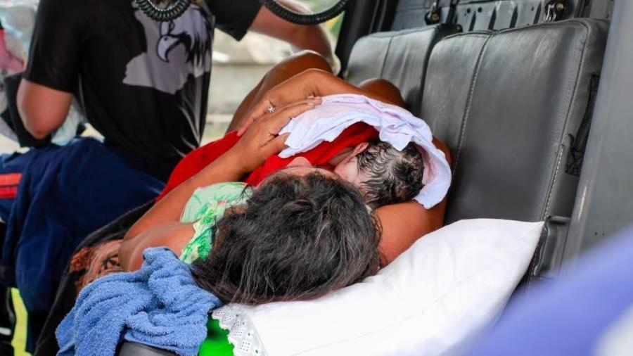 Mãe com bebê que nasceu dentro de helicóptero no Amazonas - Victor Levy/SSP-AM via AE