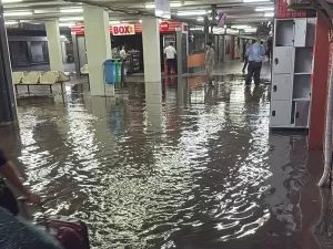 Rodoviária de Porto Alegre fica alagada após temporal no RS