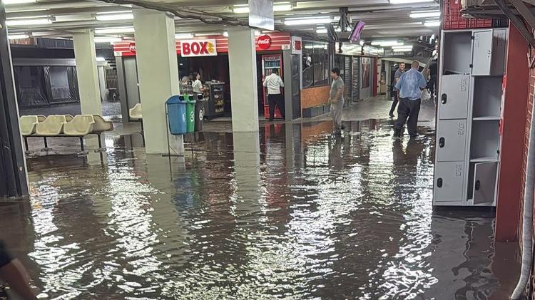 Rodoviária de Porto Alegre alagada