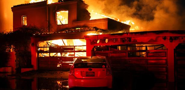 Por que casas nos EUA queimam tão rápido quando ocorrem incêndios?