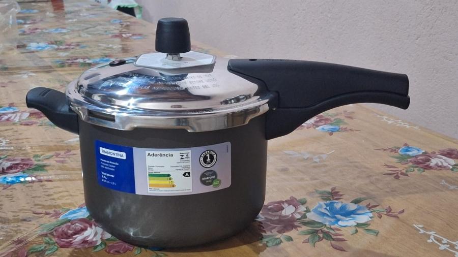 Panela da Tramontina está disponível nas cores preta e vermelha Panela da Tramontina está disponível nas cores preta e vermelha