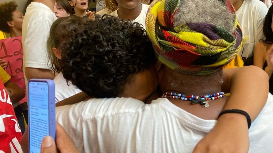 Estudante negro de 12 anos vítima de racismo em Shopping Higienópolis participa de protesto no local Estudante negro de 12 anos vítima de racismo em Shopping Higienópolis participa de protesto no local