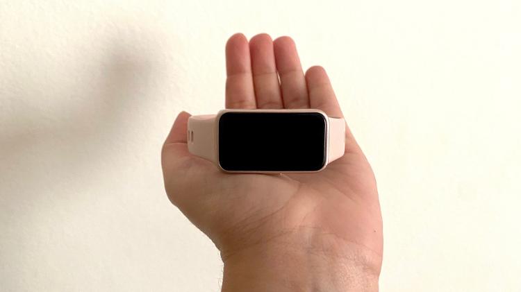 Huawei Band 10 é leve e pequena Huawei Band 10 é leve e pequena