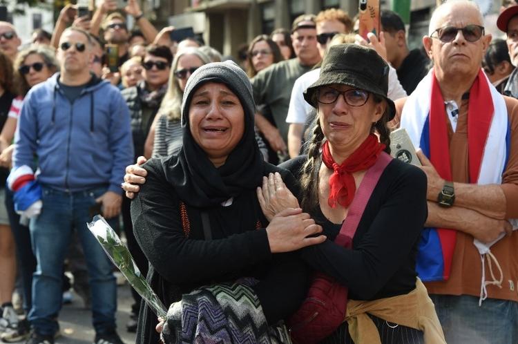 Mulheres choram enquanto o cortejo fúnebre de Mujica passa pela Avenida Libertador, no centro de Montevidéu Mulheres choram enquanto o cortejo fúnebre de Mujica passa pela Avenida Libertador, no centro de Montevidéu
