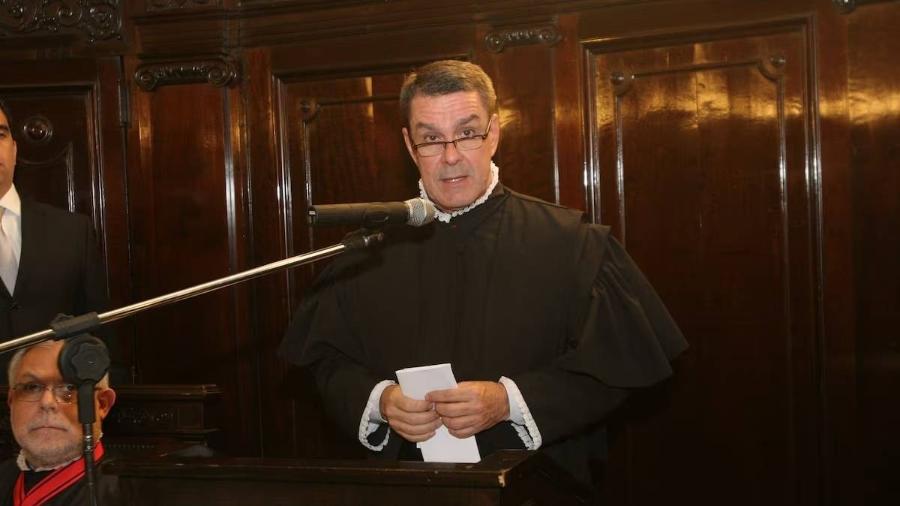 Ivo de Almeida é acusado pela PGR de corrupção, lavagem de dinheiro, associação criminosa e advocacia administrativa Ivo de Almeida é acusado pela PGR de corrupção, lavagem de dinheiro, associação criminosa e advocacia administrativa
