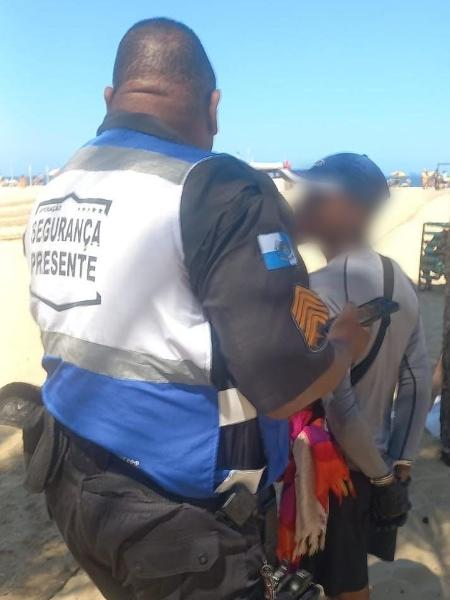 Ambulante foi preso na quarta-feira na praia de Copacabana após vender porção de camarão a R$ 400