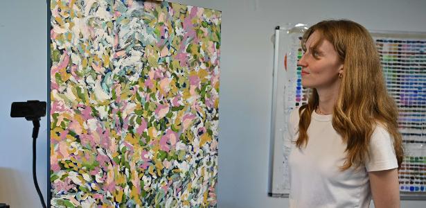 'Artistas ganham até 50%': robô com IA pinta e cria nova renda para o setor