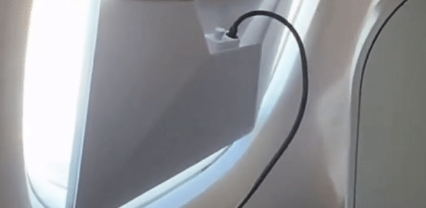 Passageiro improvisa antena da Starlink com bateria proibida durante voo