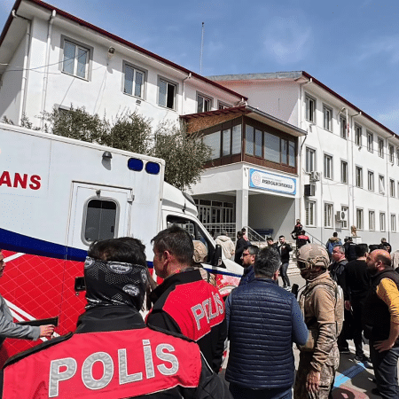 15.04.2026 - Forças de segurança e de resgate no pátio de uma escola na Turquia após ataque