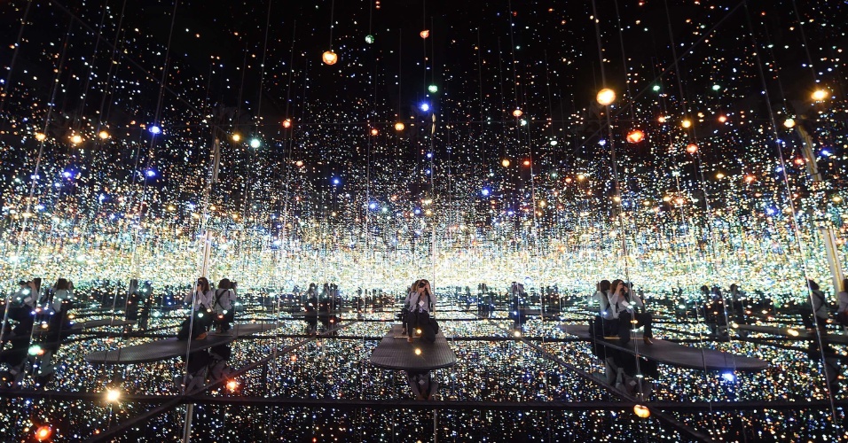 17.set.2015 - Instalação "Infinity Mirrored Room - The Souls of Millions of Light Years Away" (Quarto Espelhado Infinito - As Almas de Milhões de Anos-luz), do artista japonês Yayoi Kusama,  é fotografado no Broad, o mais novo museu de arte contemporânea de Los Angeles, na Califórnia (EUA)