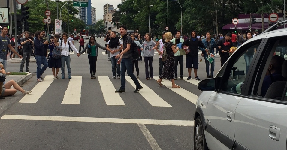 7.dez.2015 - Estudantes protestam em cruzamento das avenidas Faria Lima e Rebouças