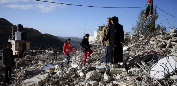 9.jan.2016 - Casa de palestinos em Surda, na Cisjordânia, demolida por escavadeiras israelenses - Abbas Momani/AFP