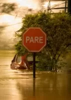 VÍDEOS: Carros boiam e motoristas ficam ilhados durante chuva em