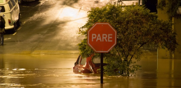 VÍDEOS: Carros boiam e motoristas ficam ilhados durante chuva em