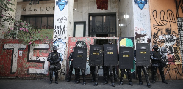 Policiais entram no prédio do Cine Marrocos ocupado, no centro de São Paulo - Zanone Fraissat/Folhapress