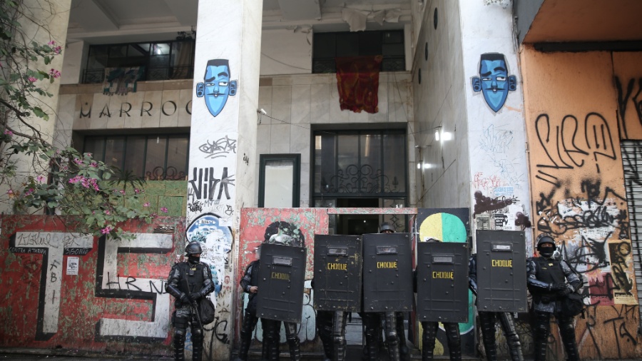 Policiais entram no prédio do Cine Marrocos ocupado, no centro de São Paulo, em agosto de 2016 - Zanone Fraissat/Folhapress
