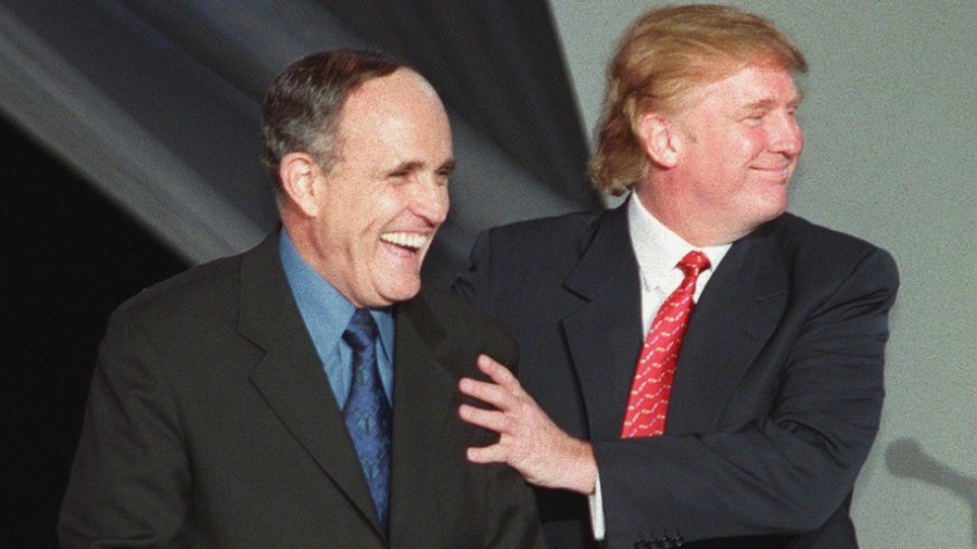 O advogado e ex-prefeito de Nova York, Rudy Giuliani, e o atual presidente dos EUA, Donald Trump - Matt Campbell/AFP