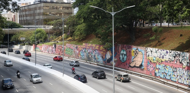 Grafites em muro da avenida 23 de Maio, em SP - Zanone Fraissat/Folhapress