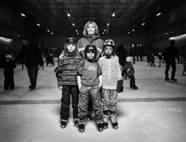 Carole Atkins, com as crianças da família al-Hajj, Majed (esq), Moutayam e Zahiya, em Toronto - Damon Winter/The New York Times
