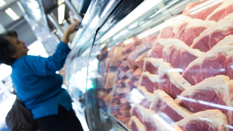 Consumidor compra carne em um açougue na zona sul de São Paulo - Marcelo Justo