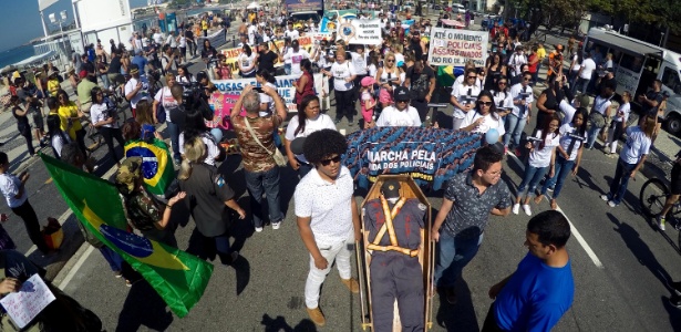 Manifestantes protestam contra morte de policiais na manhã deste domingo - Alessandro Buzas/Futurapress/Estadão Conteúdo