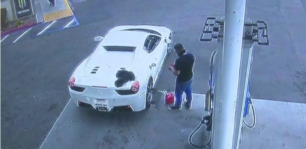 O homem roubou a Ferrari e acabou sendo preso quando precisou pedir dinheiro para abastecer o veículo - Reprodução/KTLA