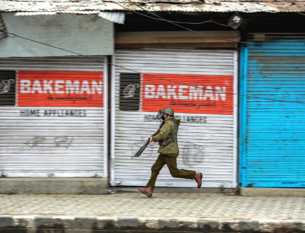 Policial patrulha região da Caxemira, na Índia - Atul Loke/The New York Times