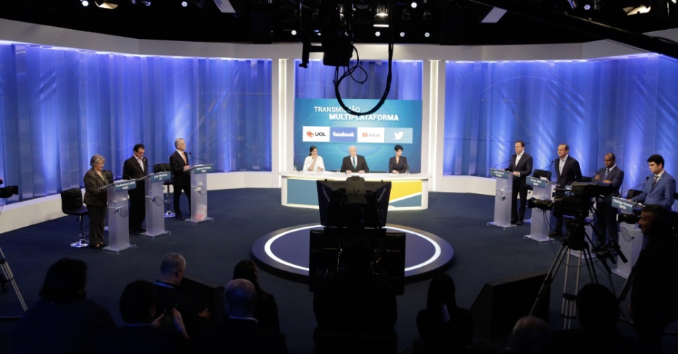 24.ago.2018 - Os candidatos ao governo de São Paulo durante o debate promovido pelo Rede Tv, na noite desta sexta-feira