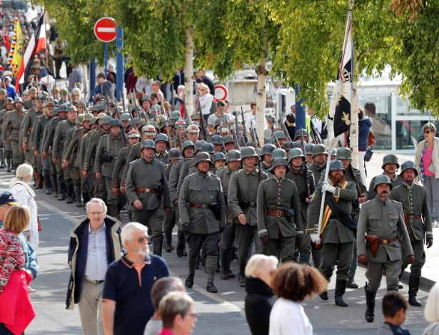 Turistas figurantes participam de desfile em Verdun, na França, em memória à Batalha de Verdun, de 1916, a mais sangrenta da Primeira Guerra Mundial - Charles Platiau/Reuters