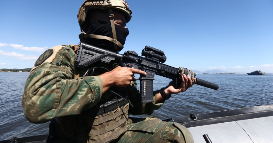 Projeto de Lei Nº 30/2018 A criação da Guarda-Costeira Brasileira 29ago2018---mergulhador-de-combate-da-marinha-patrulha-baia-de-guanabara-em-bote-1535580442587_956x500