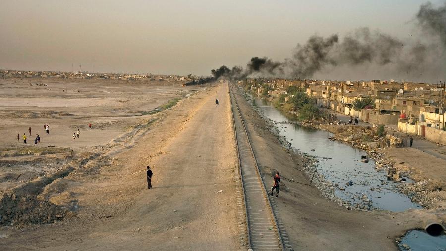 7.mai.2008 - Lixo é queimado perto de trilhos de trem em Basra, no Iraque - Moises Saman/The New York Times