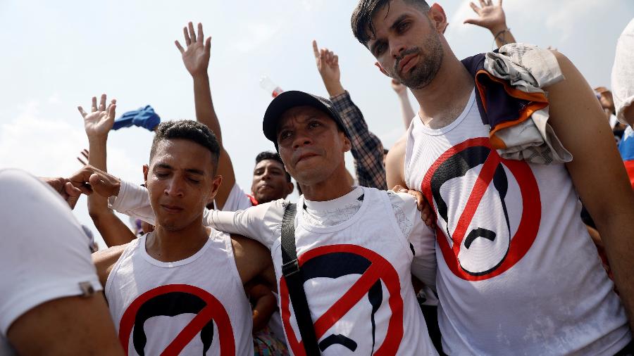 Participantes do concerto Venezuela Aid Live, realizado perto da fronteira da Colômbia com a Venezuela, em Cúcuta, usam camisetas em repúdio ao presidente Nicolás Maduro - Edgard Garrido/Reuters
