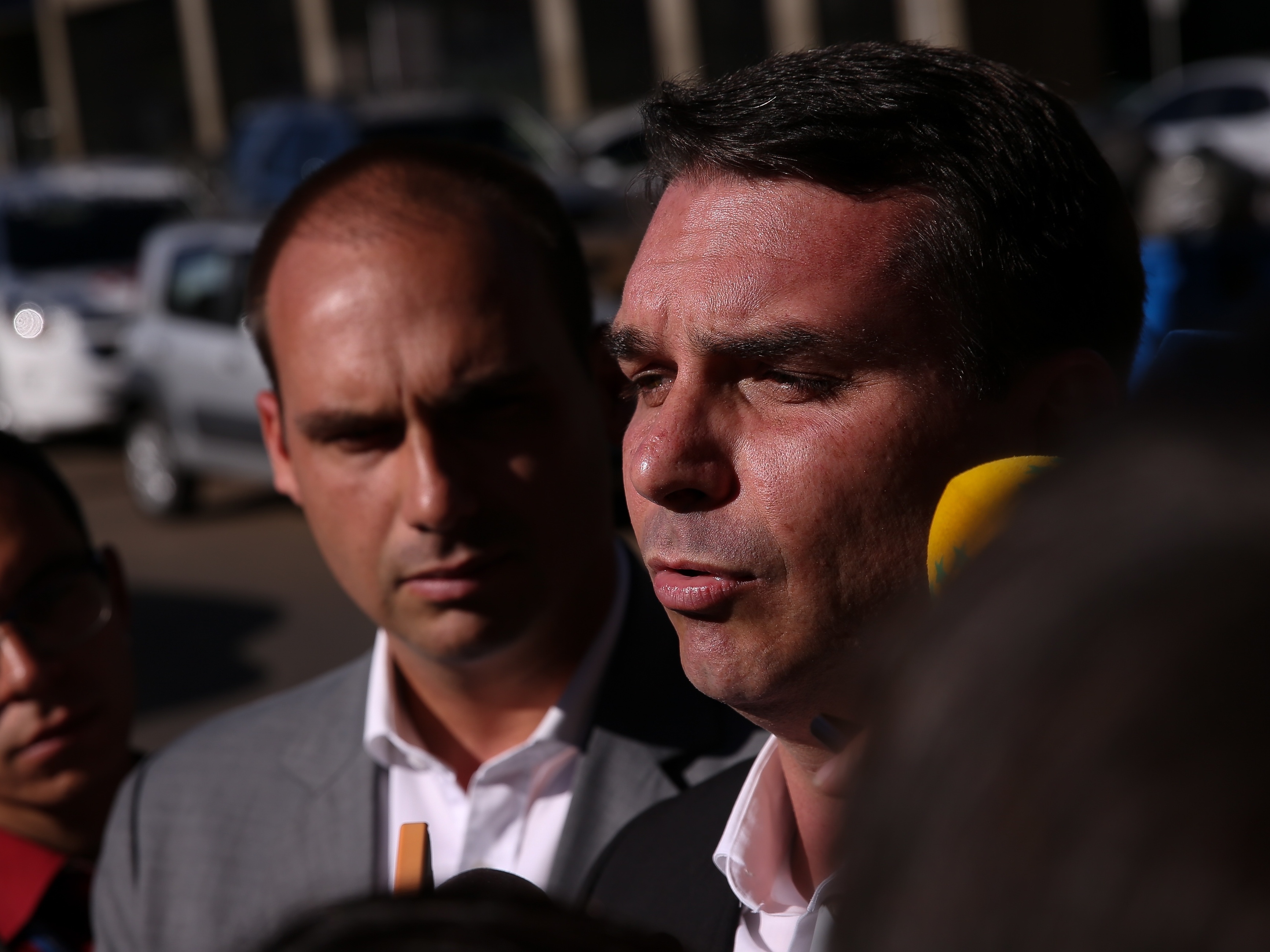 Flávio e Eduardo Bolsonaro pedem cidadania italiana em embaixada