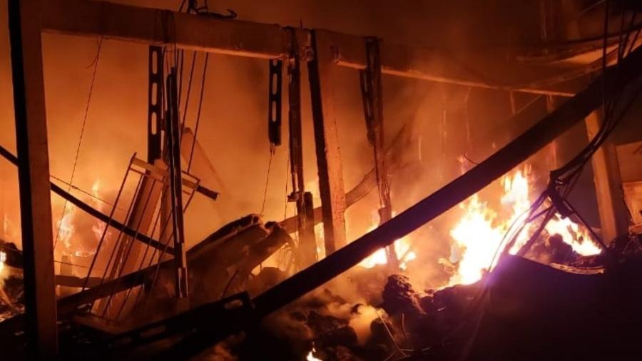 16.jun.2019 - Queda de balão causa incêndio em fábrica em São Bernardo do Campo (SP) - Divulgação/Corpo dos Bombeiros
