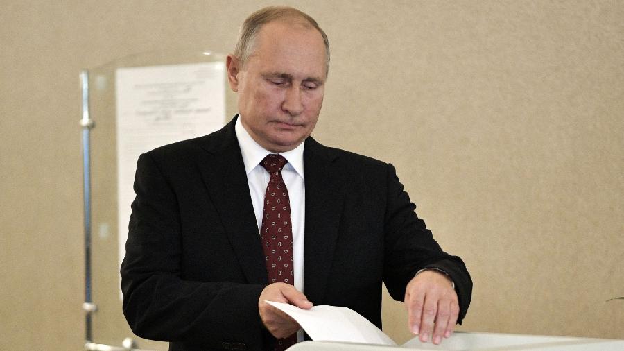 08.set.2019 - O presidente russo Vladimir Putin vota durante eleições em Moscou - Alexey Nikolsky/AFP