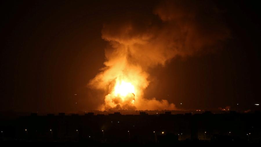Chamas e fumaça são vistas durante um ataque aéreo israelense na faixa de Gaza - Ibraheem Abu Mustafa/Reuters