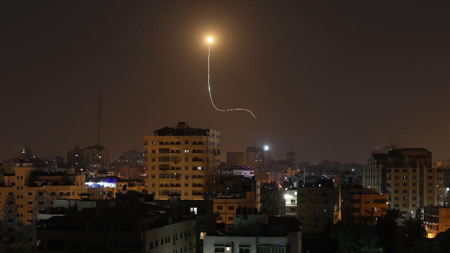 Míssil israelense do sistema de defesa Iron Dome, projetado para interceptar e destruir foguetes de curto alcance e projéteis de artilharia, é visto acima da cidade de Gaza em 13 de novembro de 2019 - MAHMUD HAMS / AFP