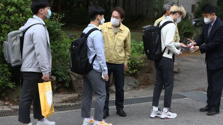 20.mai.2020 - Alunos da Coreia do Sul fazem fila para medir temperatura antes de entrar na escola - Chung Sung-Jun/Getty Images - Chung Sung-Jun/Getty Images