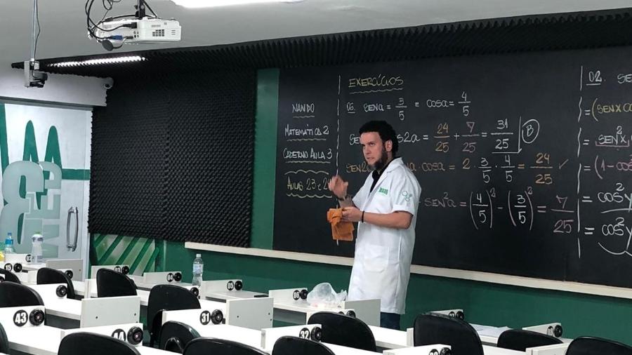 Curso investiu R$ 900 mil em aulas virtuais como as de Nando Nizoli, professor de matemática - Tuddo Comunicação